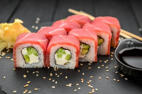 Sushi Med Cream Cheese Philadelphia Och Tonfisk Svart Bakgrund — Stockfoto