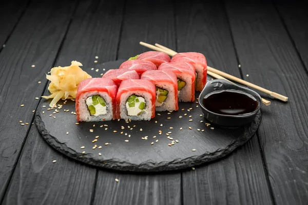 Sushi Med Cream Cheese Philadelphia Och Tonfisk Svart Bakgrund — Stockfoto