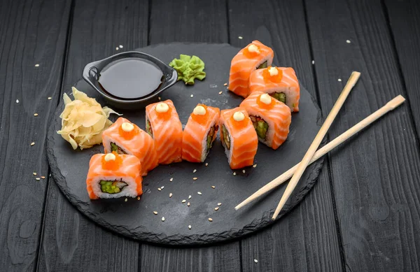 Sushi Rolle Mit Lachs Frischkäse Und Lachskaviar Auf Schwarzem Hintergrund — Stockfoto