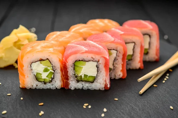 Rollos Sushi Con Queso Filadelfia Queso Crema Salmón Atún Sobre — Foto de Stock