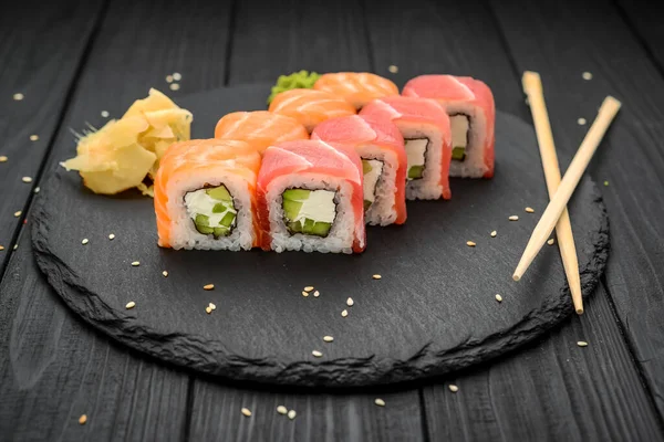 寿司卷 奶油乳酪 鲑鱼和金枪鱼 背景为黑色 — 图库照片