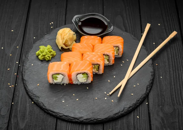 Rollos Sushi Con Queso Filadelfia Queso Crema Salmón Atún Sobre — Foto de Stock