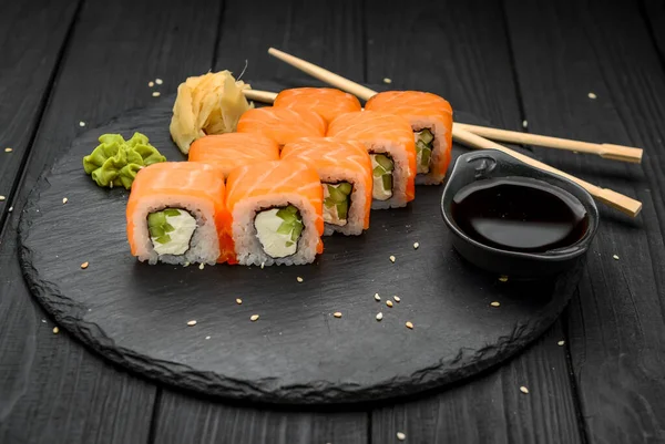 Sushi Bułki Serem Philadelphia Serem Śmietankowym Łososiem Tuńczykiem Czarnym Tle — Zdjęcie stockowe