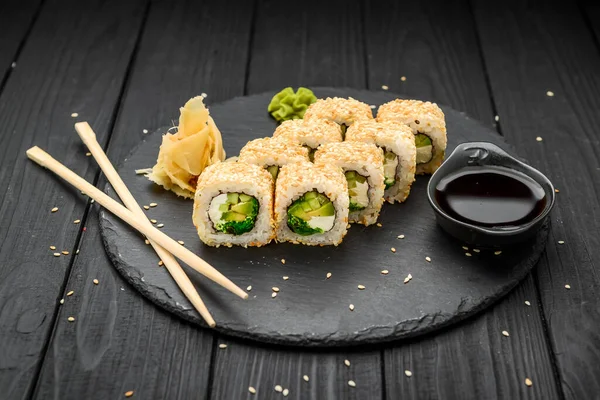 Sushi Rullar Sesam Med Avokado Och Färskost Svart Bakgrund — Stockfoto