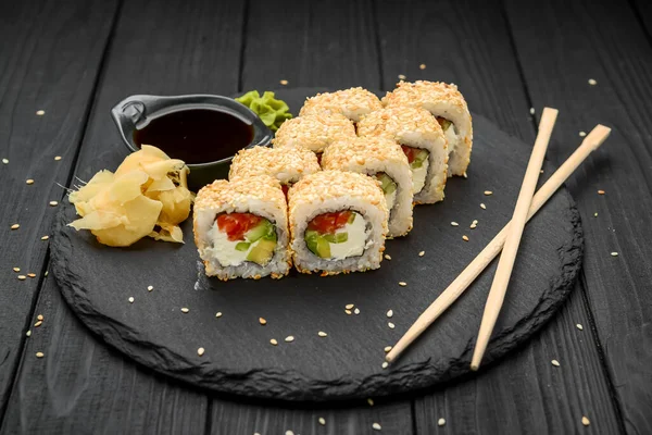 Sushi Rullar Sesam Med Avokado Och Färskost Svart Bakgrund — Stockfoto
