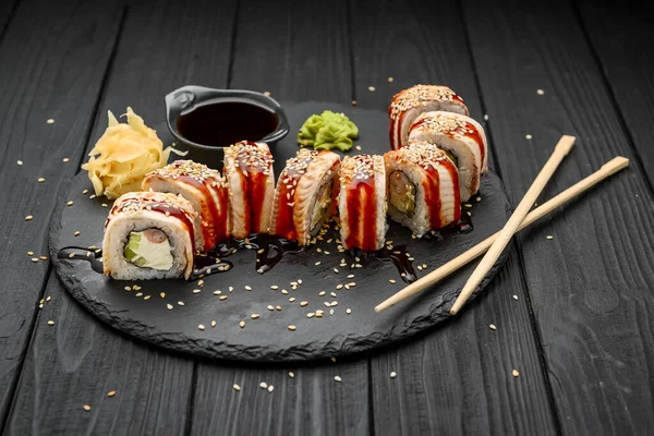 Dragon Roll Med Och Färskost Svart Bakgrund — Stockfoto