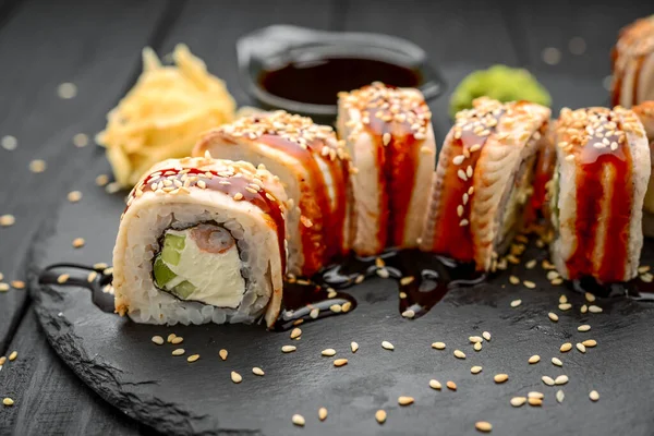 Dragon Roll Med Och Färskost Svart Bakgrund — Stockfoto