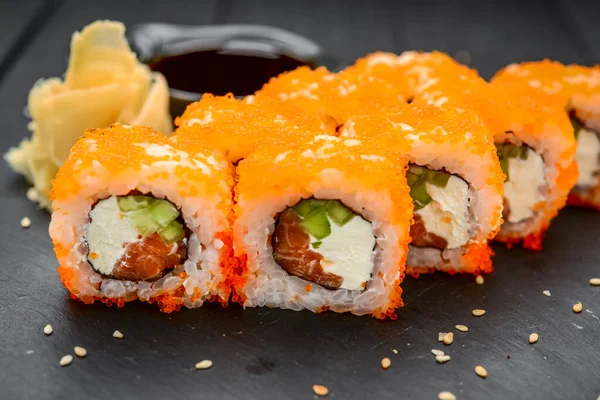 Sushi Tekercs Philadelphia Tekercs Friss Hal Uborka Avokádó Krémsajt Tobiko — Stock Fotó