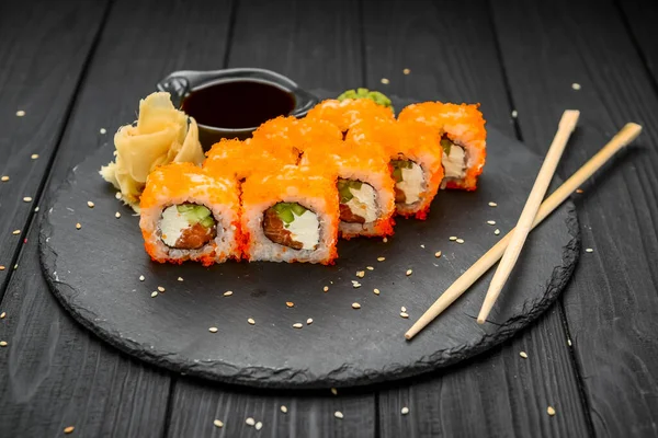 Rolada Sushi Filadelfia Rolada Świeżą Rybą Ogórkiem Awokado Serem Śmietankowym — Zdjęcie stockowe