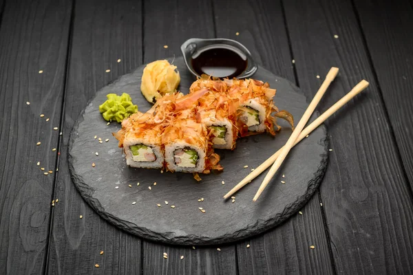 Sushi Bonito Med Lax Ost Och Tonfiskchips Traditionella Japanska Sushirullar — Stockfoto