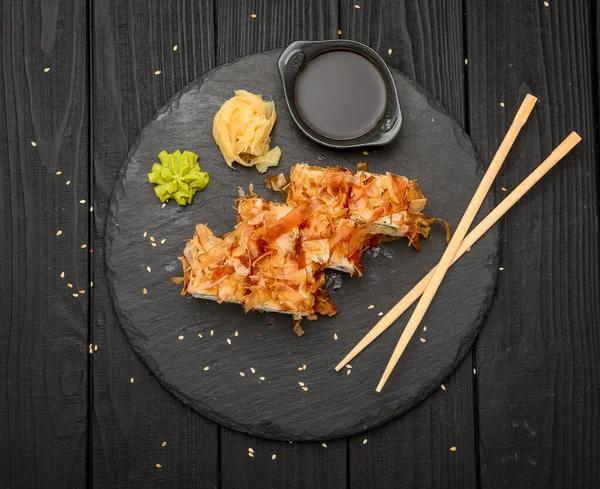 Суші Боніто Лососем Сиром Чіпсами Тунця Традиційні Японські Суші — стокове фото