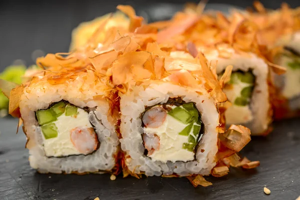 Sushi Bonito Łososiem Serem Chipsami Tuńczyka Tradycyjne Japońskie Bułki Sushi — Zdjęcie stockowe