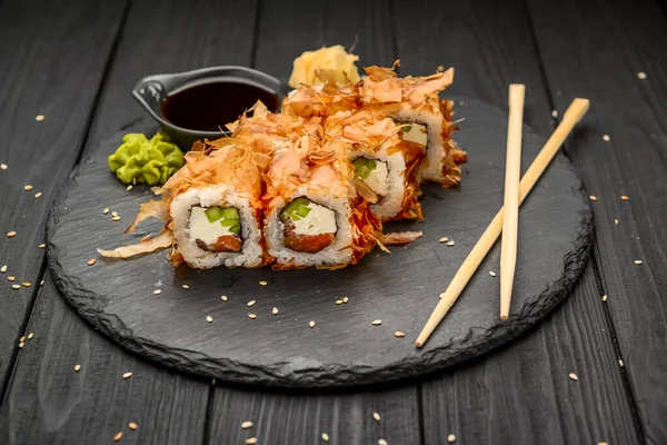 寿司波尼托与鲑鱼 奶酪和金枪鱼片 日本传统寿司卷 — 图库照片