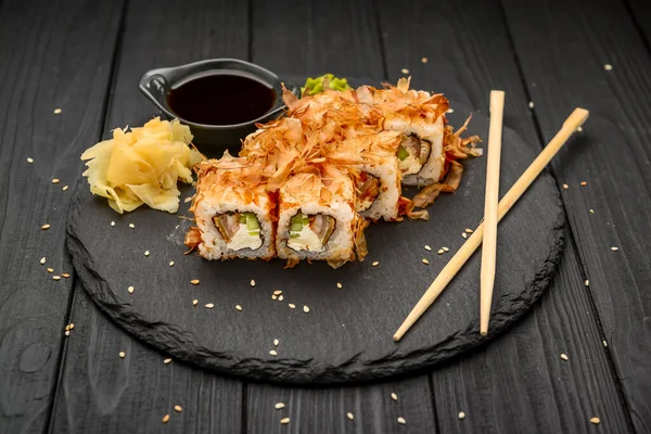 Sushi Bonito Med Lax Ost Och Tonfiskchips Traditionella Japanska Sushirullar — Stockfoto