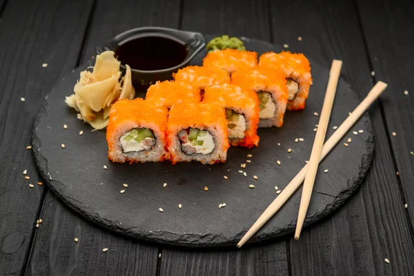 Sushi Rulla Philadelphia Rulle Med Färsk Fisk Gurka Avokado Färskost — Stockfoto