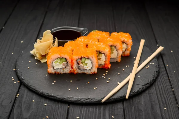 Sushi Rulla Philadelphia Rulle Med Färsk Fisk Gurka Avokado Färskost — Stockfoto