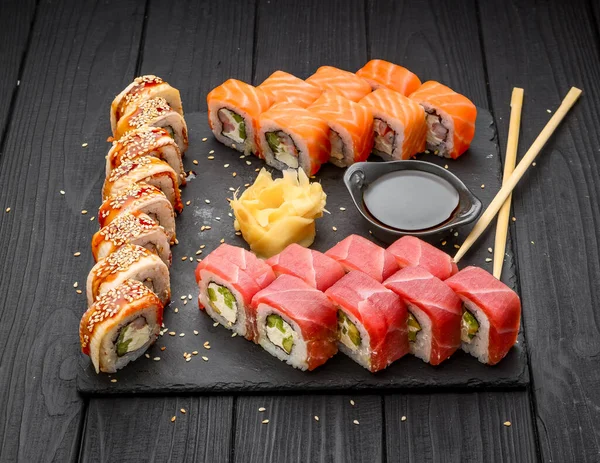 Sushi Set Nigiri Och Sushi Rullar Serveras Svart Sten Skiffer — Stockfoto