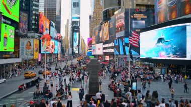 Gündüzleri Times Meydanı kalabalıklaşıyor. Times Meydanı 'ndaki yoğun atmosfer yayalar, taksiler, reklamlar ve eğlence öğleyin Manhattan, New York' ta.