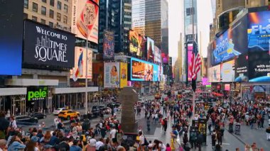 Kalabalık Times Meydanı 'nı doldurdu, NYC. Bustling Times Meydanı, güneşli bir günde turistler, parlak reklam panoları ve sarı taksilerle dolu..