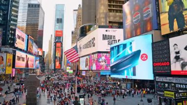 Times Meydanı 'nda gündüz kalabalığı var. Times Meydanı 'nda yoğun bir gün. İnsanlar parlak reklam panolarının keyfini çıkarıyor ve canlı atmosferde yüzüyorlar..