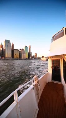 New York 'taki East River' dan bir feribotun görüntüsü. Feribot güvertesi East River ve Manhattan ufuk çizgisine bakıyor. Tipik bir deniz manzarası..