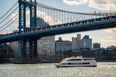 Manhattan Köprüsü gökdelenler manzaralı. Manhattan Köprüsü, arka planda gökdelenlerle Doğu Nehri boyunca uzanır..
