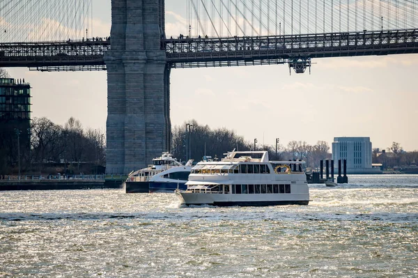 Arkasında Manhattan olan Brooklyn Köprüsü manzarası. Brooklyn Köprüsü doğu nehri boyunca uzanır ve Manhattan gökdelenleri uzaktadır..
