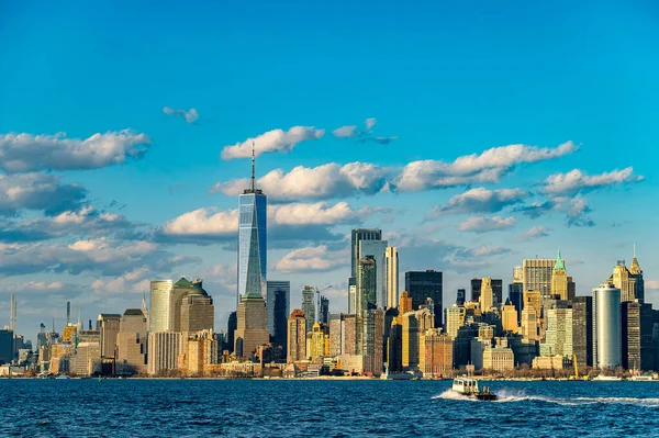 Manhattan silueti, One World Ticaret Merkezi ve nehir manzaralı. Bir Dünya Ticaret Merkezi ve Manhattan 'ın çevresindeki gökdelenler nehrin karşısına bakıyor..