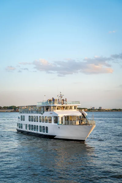 Hudson Nehri 'nde birden fazla güvertesi olan beyaz yolcu feribotu. Hudson Nehri 'ni geçen güverteli büyük beyaz bir yolcu feribotu..