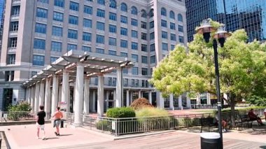 Jersey City, ABD, 1 Temmuz 2025: Jersey City 'deki tarihi mimari ve modern binalar. Tarihi mimari ve modern ofis binalarıyla ağaçların ve Jersey 'de yürüyen insanların karışımı..