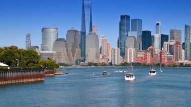 Jersey City, ABD, 1 Temmuz 2025, Hudson Nehri üzerinde New York silueti olan tekneler. Beyaz yatlar ve tekneler Jersey City marinasından kalkıyor. Arkasında Manhattan silüeti var.