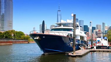 Jersey City, ABD, 1 Temmuz 2025 'te Jersey City rıhtımına yanaştı. Jersey City yakınlarındaki marinada büyük lüks bir yat var. Arkasında Manhattan silüeti var..