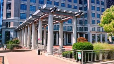 Jersey City, ABD, 1 Temmuz 2025, Jersey City 'de halk meydanı ve sütunları. Jersey City 'de beyaz kolonları, peyzajı ve tarihi mimarisi olan şehir meydanı..