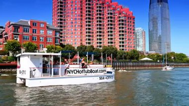 Jersey City, ABD, 1 Temmuz 2025: Yat ve gökdelenler Jersey City manzaralı. Jersey City marinasına kenetlenmiş modern yatların arka planında New York şehrinin silüeti var.