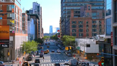 New York, ABD, 16 Temmuz 2025: Yüksek binaları ve trafiği olan New York caddesi New York 'ta yüksek modern binaları ve hareket halindeki arabaları olan bir şehir caddesi.
