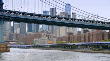 New York, ABD, 16 Temmuz 2025: Manhattan Köprüsü Doğu Nehri üzerinde ve arka planda New York silüeti var. Manhattan Köprüsü, arka planda New York şehrinin modern gökdelenleriyle Doğu Nehri boyunca uzanır..