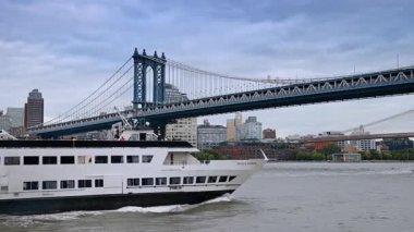 New York, ABD, 16 Temmuz 2025: Manhattan Köprüsü altında seyahat gemisi. Manhattan Köprüsü 'nün altından Doğu Nehri' nde Brooklyn ve Manhattan 'da büyük bir yolcu gemisi geçiyor..
