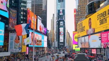 New York, ABD, 16 Temmuz 2025: Times Meydanı, parlak reklam panoları ve New York kalabalığı. New York 'taki Times Meydanı insanlarla dolu ve büyük dijital reklam panoları ve reklamlarla aydınlatılıyor..