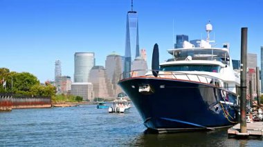 Lüks bir yat arka planda New York silueti ile kenetlendi. Jersey City 'de büyük lüks bir yat yanaştı. Arka planda One World Trade Center ve Manhattan Skyline var..
