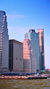 New York şehir merkezinde inşaat halindeki uzun gökdelen. New York 'ta inşaat halindeki modern bir gökdelenin manzarası. Rıhtıma yakın yüksek cam binalarla çevrili..