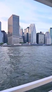 Hudson Nehri 'ndeki bir tekneden Manhattan' ın ufuk çizgisi görünüyor. Hudson Nehri 'ndeki ikonik gökdelenleri olan bir tekneden alınan Manhattan gökdeleninin manzarası.