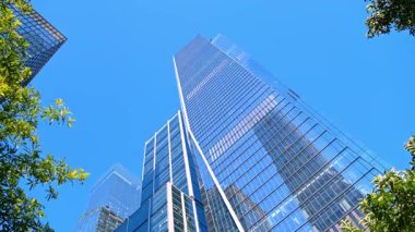 Hudson Yards 'ın New York' taki gökdelen manzarası. New York 'taki Hudson Yards' ın cam gökdelenlerine bakıyorum..