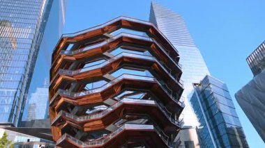 The Vessel ve Hudson Yards gökdelenleri New York 'ta. New York 'taki Vessel ve Hudson Yards kulelerinin modern mimari manzarası
