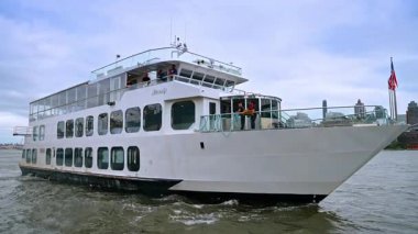 Eternity yolcu gemisi East River 'da. New York 'ta Manhattan yakınlarında yüzen büyük beyaz yolcu gemisi Eternity