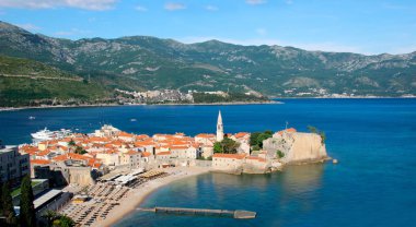 Bir görünümü Budva eski şehir ve Richard'ın baş Beach, Budva, Karadağ