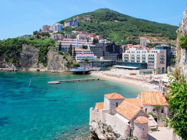 Richard'ın baş beach ve oteller ve Budva, Budva, Karadağ eski şehrin bir parçası bir görünüm