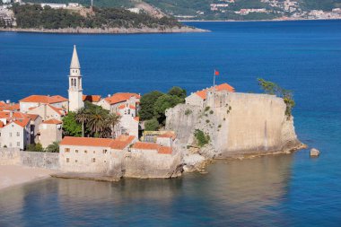 Bir görünümü Budva eski şehir ve Richard'ın baş Beach, Budva, Karadağ