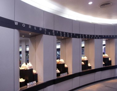 Phuket, Tayland - 29 Haziran 2018: Phuket Island, Tayland tarihinde taşlar hall Galeri. Gems Gallery, dünyanın en büyük mücevher mağazalarında biridir.
