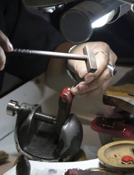 Kapat - bir yüzük yapan bir kuyumcu eller yukarı. Gems Gallery Phuket Island, Tayland tarihinde. Gems Gallery, dünyanın en büyük mücevher mağazalarında biridir.