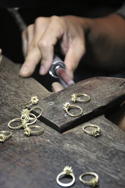Kapat - bir yüzük yapan bir kuyumcu eller yukarı. Gems Gallery Phuket Island, Tayland tarihinde. Gems Gallery, dünyanın en büyük mücevher mağazalarında biridir.